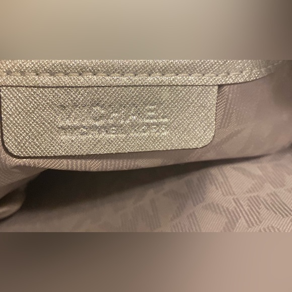 Michael Kors~Michael by Michael Kors Metallic Silver Leather Jet Set Traveler XL - Picture 7 of 17